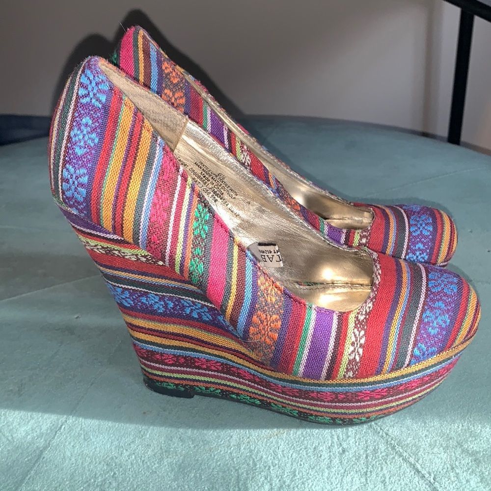 EUC Mossimo Mexican blanket fiesta wedge platform
